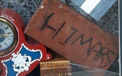 В окно пророссийской активистки в Латвии бросили кирпич с надписью HIMARS