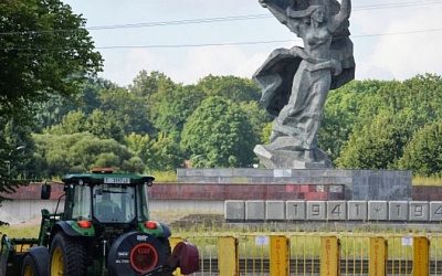 В России возбудили уголовное дело из-за сноса Памятника Освободителям Риги