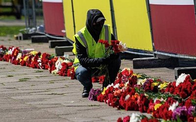 «Застрели меня здесь»: в Латвии полицейские задержали пенсионера за попытку возложить цветы
