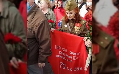 Полиция Киева запретила ветеранам разворачивать Знамя Победы (видео)