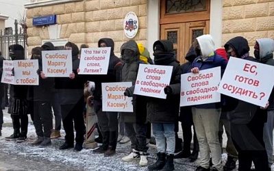 У латвийского посольства в Москве прошла акция в поддержку шеф-редактора Sputnik Литва