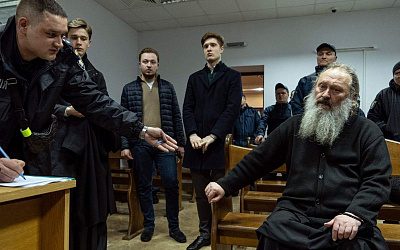 Тюрьма, больница или окопы: что ждет сторонников каноничной церкви на Украине