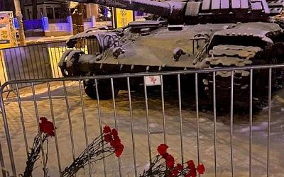 Жители Вильнюса и Риги принесли цветы к подбитым российским танкам