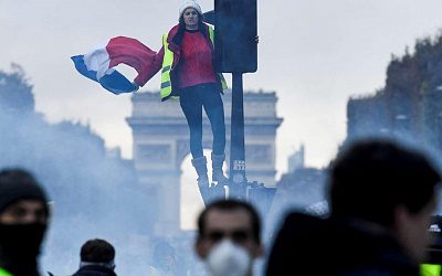 Протест «желтых жилетов» приведет Францию к революции или к диктатуре