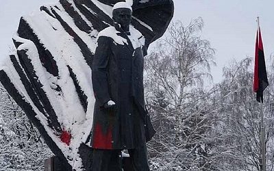 На Украине памятник Бандере облили краской (видео)