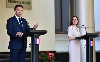 Вооружайтесь против России: что показал визит президента Франции в Молдову