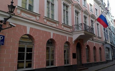 Посольство РФ в Эстонии почтило память россиянина, убитого во время «бронзовой ночи»