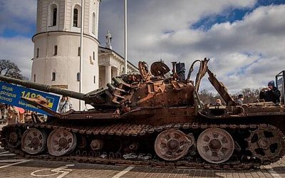 В Литве призвали ввести ответственность за возложение цветов к подбитому российскому танку