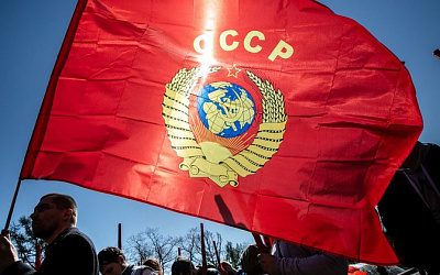 В Вильнюсе мужчина вывесил советский флаг из окна