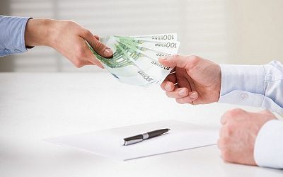 Эмигранты из Литвы стали присылать на родину в три раза меньше денег 