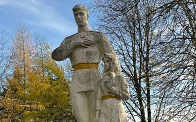 Во Львовской области староста села защитил советский памятник от сноса