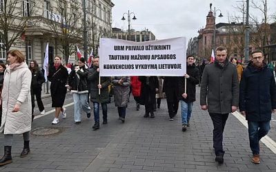 В столице Литвы сотни людей вышли на митинг в защиту школ нацменьшинств