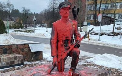 В Литве облили краской памятник «лесному брату» Раманаускасу-Ванагасу