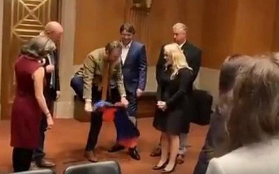 Украинская делегация в Конгрессе США вытерла обувь о флаг ДНР (видео)
