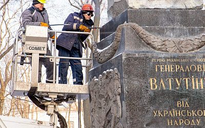 Историческое харакири: в Киеве снесли памятник освободителю Украины от нацистов