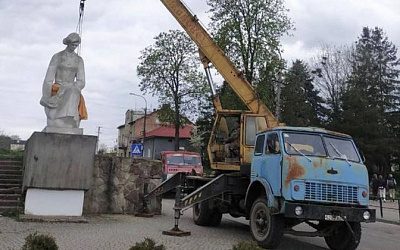 Жители села на западе Украины отказались сносить памятник советскому солдату