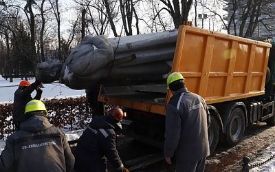 В Киеве снесли памятник генералу Ватутину