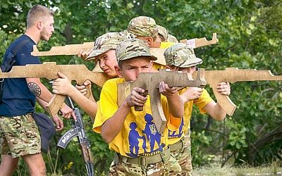 «Правый сектор»* в День Киева учил детей стрелять по «Кремлю»