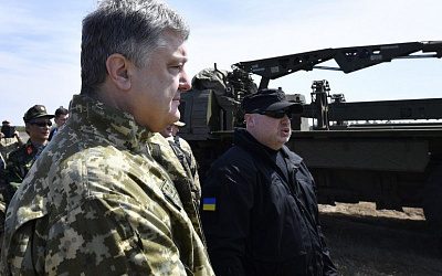 Боец «Азова» объяснил отказ жать руку Порошенко