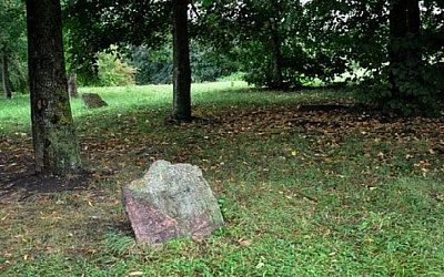 «Эти кости могли принадлежать моим родственникам»: в Литве осквернили еврейское кладбище