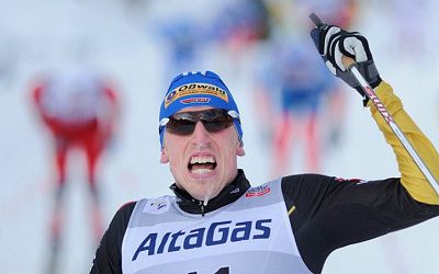 «Он очень любит российских гонщиков»: лыжник из Германии пробежал марафон в комбинезоне сборной России