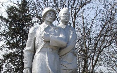 На севере Молдовы демонтировали памятник на могиле советских воинов