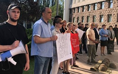 Перед зданием парламента Молдовы провели пикет против переименования Дня Победы