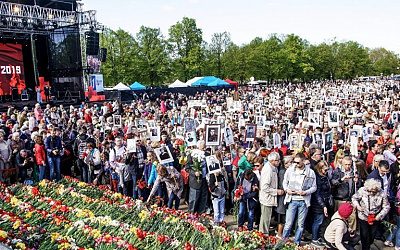 Тысячи людей на День Победы в Латвии не пересажают