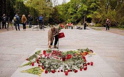 Жители Риги и Вильнюса возложили цветы к военным мемориалам в честь Дня Победы