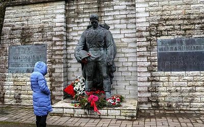 Жители Эстонии несут цветы к «Бронзовому солдату»
