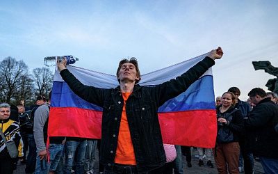 В Латвии арестовали мать парня, развернувшего российский флаг в Риге