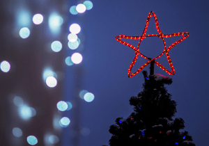 Литовский мэр пытался снять «советскую» звезду с новогодней ёлки