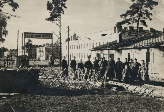 В 1944 г. около эстонского Тарту советские следователи раскопали противотанковый ров и оказались в шоке от увиденного