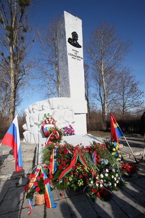 Памятник Ивану Даниловичу Черняховскому в польском городе Пененжно