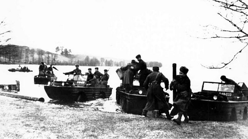 Форсирование Киш-озера во время боёв за освобождение Риги от нацистов