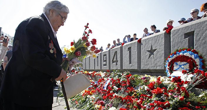 9 мая у памятника Освободителям Риги / Фото: sputniknews.lv