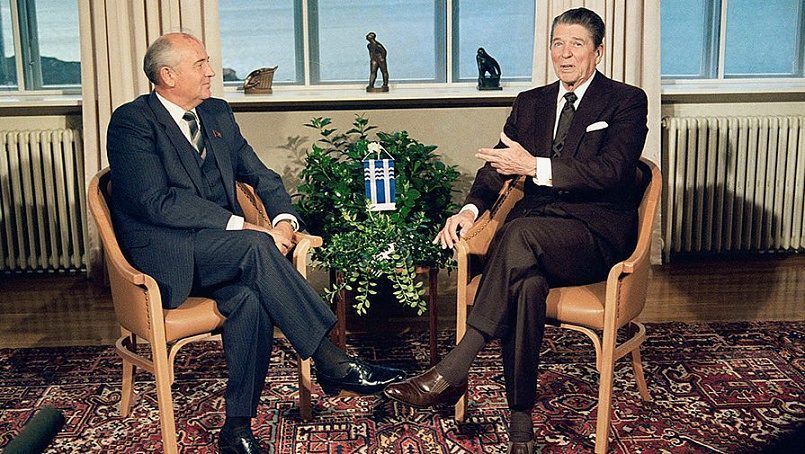 Pirmasis dvišališkas Michailo Gorbačiovo ir Ronaldo Reigano susitikimas įvyko Reikjavike 1986 metų spalio 11 dieną. / Nuotr.: Scott Stewart/AP
