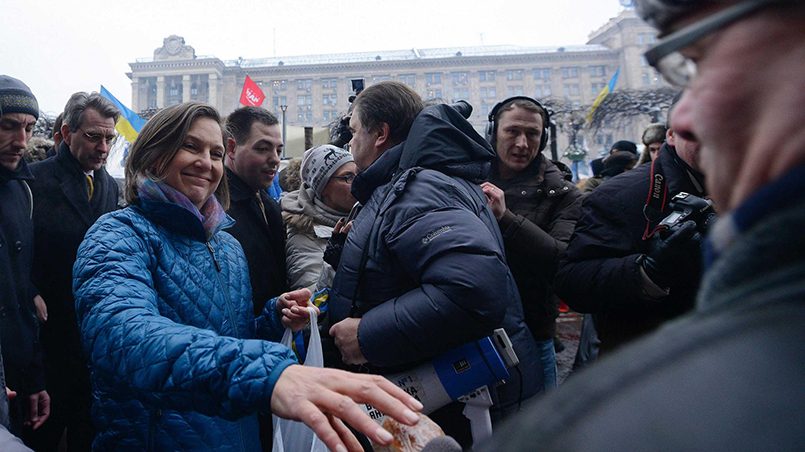 Бывший помощник госсекретаря США по вопросам Европы и Евразии Виктория Нуланд раздает протестующим на Майдане печеньки / Фото: thequestion
