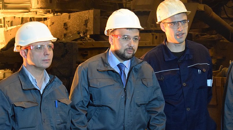 Денис Пушилин (в центре) во время визита на Енакиевский металлургический завод / Фото: из личного архива автора