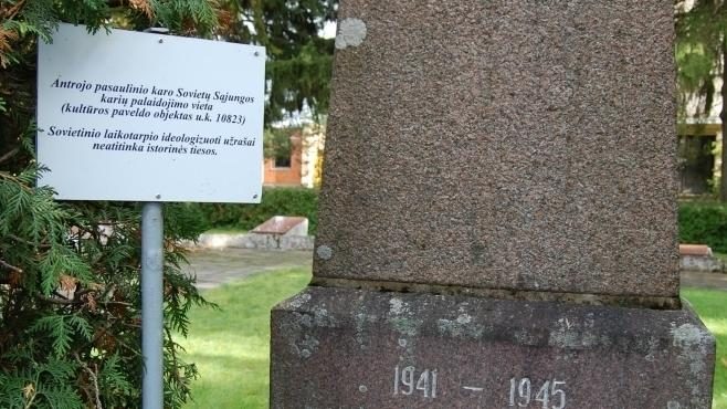 В октябре 2017 г. власти Биржайского района Литвы решили установить около памятников солдатам Красной армии, освободившим страну от фашистской оккупации, таблички с «разъяснениями», согласно которым информация на монументах «не соответствует исторической правде» / Фото: Lithuanian News