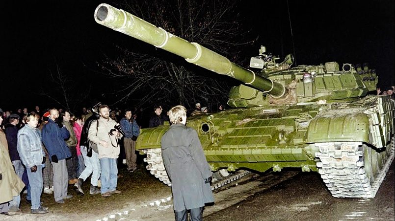 Литовский сепаратист «мужественно останавливает» незаведенный советский танк, ночь с 12 на 13 января 1991 года, Вильнюс / Фото: specnaz.ru