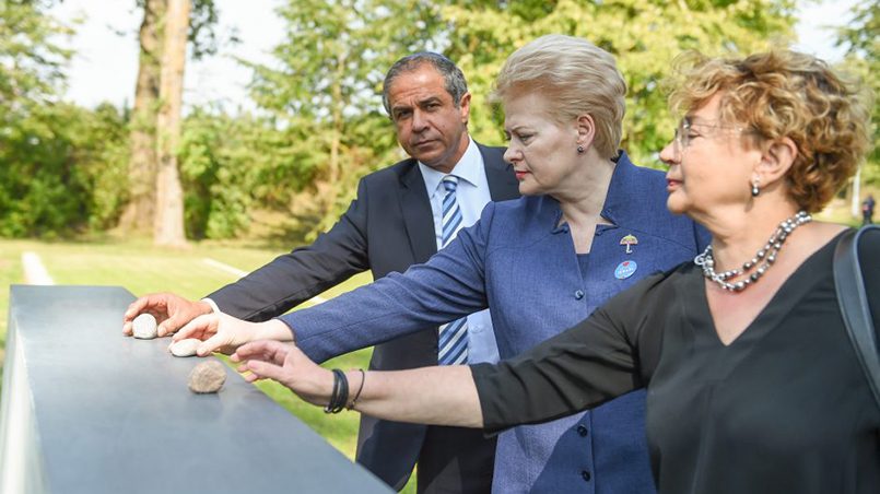 Президент Литвы Даля Грибаускайте вместе с послом Израиля Амиром Маймоном посетила место массового захоронения евреев, убитых в местечке Молетай, август 2016 год / Фото: diena.lt