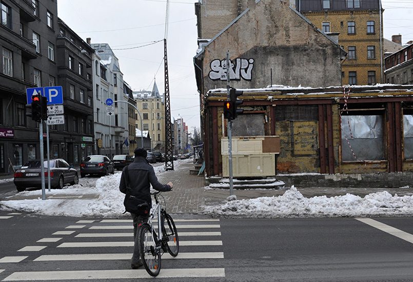 Прохожий на улице Сколас (Школьной) в центре Риги / Фото: ria.ru