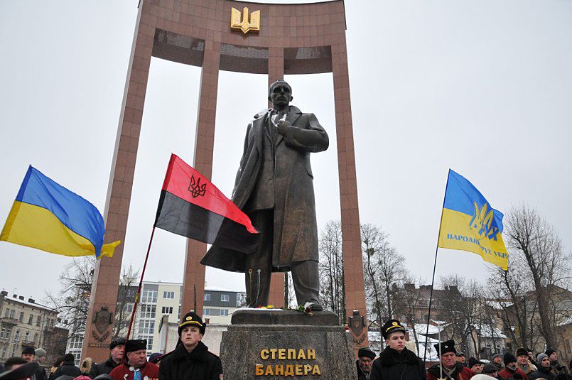 Памятник Степану Бандере во Львове