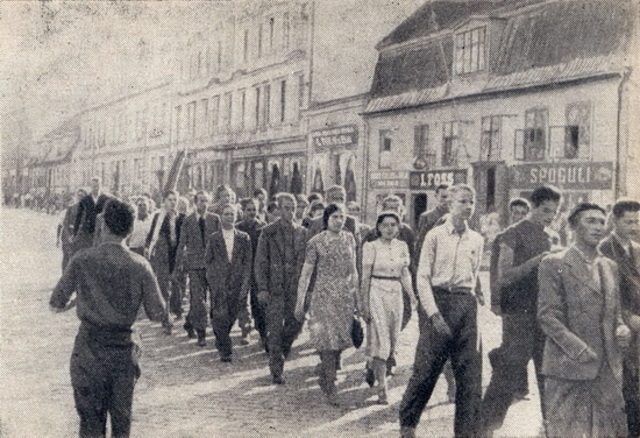 Многие добровольцы вошли в состав рабоче-комсомольских отрядов и задержали продвижение гитлеровцев к Лиепае