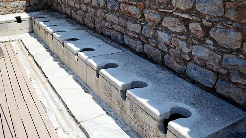 Общественный туалет в античном городе Эфесе, обнаруженный археологами / Фото: kanalizaciyavdome.ru