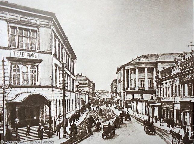 Улица Мясницкая в нач. 20 века. Слева Почтамт, справа с полукруглым фасадом - ВХУТЕМАС.