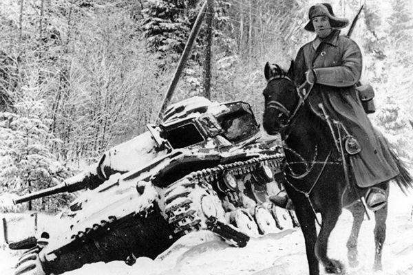 Фото: Кавалерист Красной армии в тылу у немцев, источник: voenpravda.ru