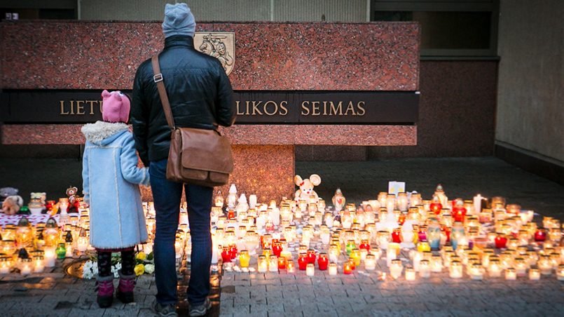 После сообщения об убийстве 4-х летнего Матаса к зданию Сейма приносили свечи и игрушки / Фото: LRT