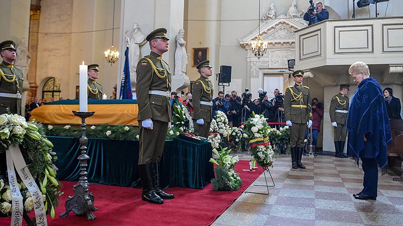 Президент Литвы Даля Грибаускайте на торжественной церемонии перезахоронения «лесного брата» Адольфаса Раманаускаса-Ванагаса 6 октября 2018 года / Фото: baltnews.lt